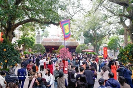 Паломничество к четырём храмам-хранителям Тханглонга в начале весны