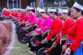 Выступление с игрой на гонгах народа Мыонг на деревенском празднике в общинном доме Кой в общине Лакшон, провинция Футхо (Фото: ВИА)
