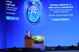 Премьер-министр Фам Минь Тьинь выступил с вступительным докладом на первом пленарном заседании высокого уровня в рамках церемонии открытия подписания Ханойской конвенции (Фото: ВИА)