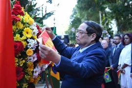 Премьер-министр Фам Минь Тьинь возложил цветы к Мемориальной доске в честь Президента Хо Ши Мина в Рио-де-Жанейро (Фото: ВИА)