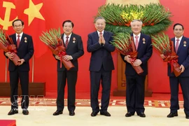 Генсек ЦК КПВ То Лам вручает ордена «За военные заслуги» I степени руководителям (Фото: ВИА)