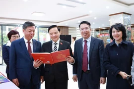 Делегаты на церемонии презентации книги «80 лет Национальному собранию Вьетнама — исторические вехи». (Фото: Вьетнам+)