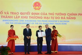 Вручение решения премьер-министра о создании ЗСТ Дананг (Фото: ВИА)