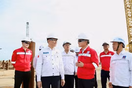 Генеральный директор Petrovietnam Ле Нгок Шон проверяет ход выполнения работ на строительной площадке проекта по освоению газового месторождения блока Б (Фото: Вьетнам+)