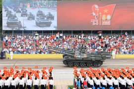 Колонна бронетанковой техники на параде на площади Бадинь (Фото: ВИА)