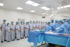 Медики выражают признательность донорам органов. (Фото: Вьетнам+)