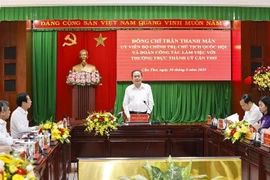 Председатель НС Чан Тхань Ман работает с Постоянным бюро парткома города Кантхо (Фото: ВИА) 