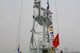 Церемония подъёма флага на корабле 889 «Профессор Гагаринский» (Фото: QĐND)