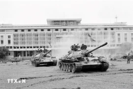 Утром 30 апреля 1975 года со всех направлений сотни танков, бронемашин и пехоты одновременно двинулись прямо на освобождение Сайгон (Фото: ВИА)