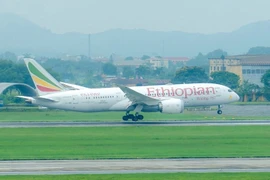 Рейс ET0678 авиакомпании Ethiopian Airlines благополучно приземлился в международном аэропорту Нойбай (Фото: NIA/qdnd.vn)