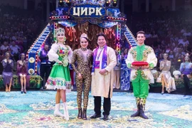 От имени жюри фестиваля народный артист Тонг Тоан Тханг вручил Бронзовую корону выступлению артистки Лыу Тхи Хуонг