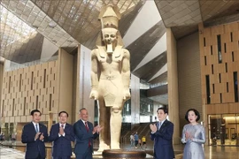 Президент Лыонг Кыонг дарит Большому Египетскому музею версию Бронзового барабана Вьетнама (Фото: ВИА)