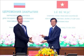 Доцент, доктор Доан Минь Хуан, Первый заместитель директора Национальной политической академии имени Хо Ши Мина, вручил Сертификаты участникам Программы повышения квалификации и обмена тематическими материалами для высокопоставленных государственных служащих РФ.