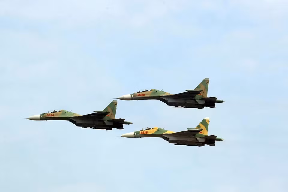 Эскадрилья истребителей Су-30МК2 ВВС Вьетнама демонстрирует воздушное шоу на Международной выставке вооружений Вьетнама 2024.(Фото: ВИА)