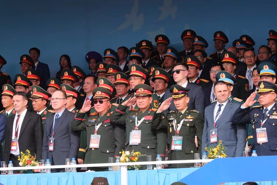 Представители Министерства национальной обороны, военные атташе из разных стран и международных организаций приняли участие в церемонии открытия Международной выставке вооружений Вьетнама 2024. (Фото: ВИА)