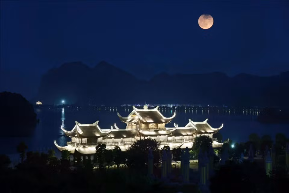 Подсвеченная пагода Тамчук светится ночью. (Фото: ВИА)