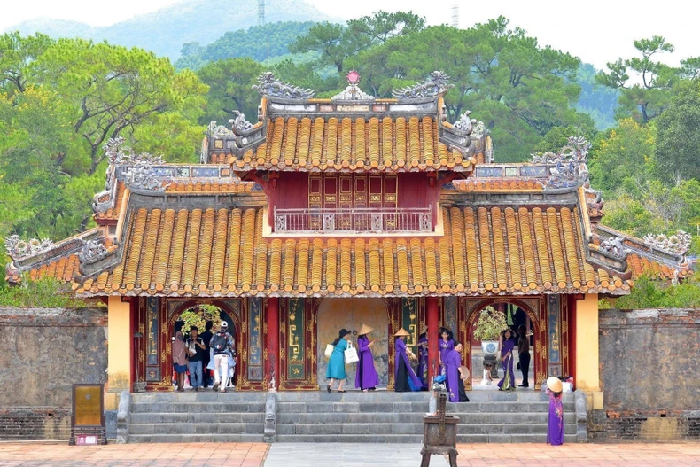 Туристы посещают туристические объекты в городе Хюэ. Фото: ВИА.