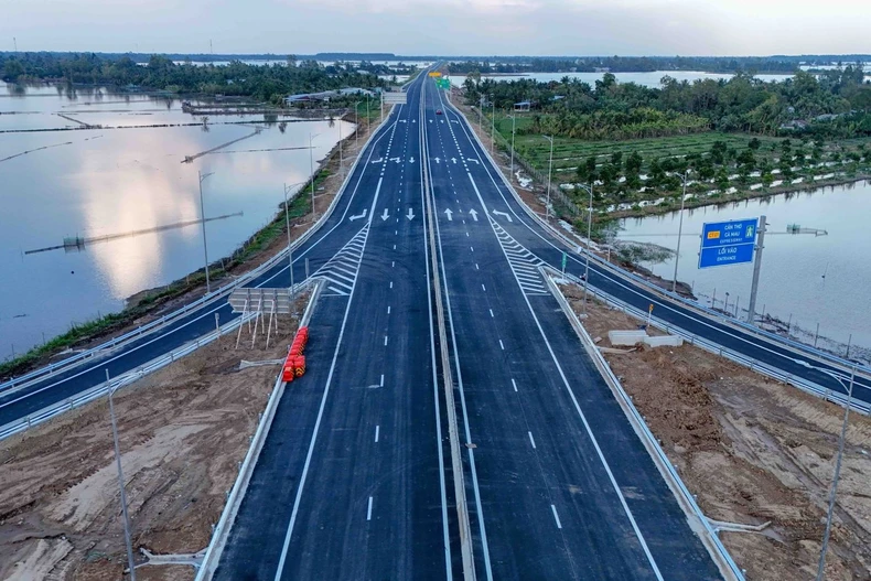 Участок скоростной автомагистрали Кантхо – Камау в районе транспортной развязки IC5, с полностью установленной системой дорожной разметки, знаков и освещения. Фото: ВИА.