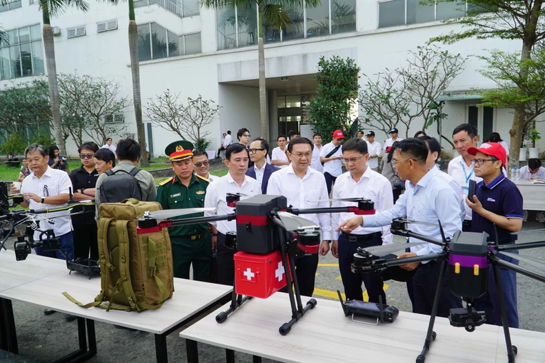 Участники осматривают зону экспозиции БПЛА в рамках программы. Фото: ВИА.
