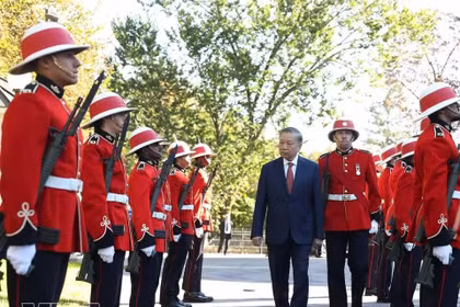 Генеральный секретарь ЦК КПВ, Президент Вьетнама То Лам обходит строй почетного караула. Фото: ВИА.