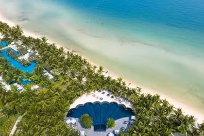 Бассейн Shell Pool на берегу пляжа Кем - одна из визитных карточек курорта JW Marriott Phu Quoc Emerald Bay. Фото: Sun Group. 