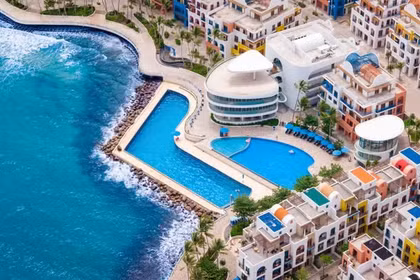 Santo Beach Club располагает впечатляющим видом на море и двумя панорамными бассейнами для гостей. (Фото: Sun Group) 