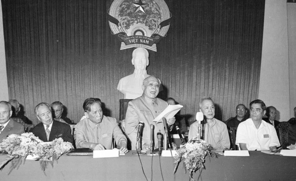 На своем съезде, проходившем в Хошимине с 31 января по 4 февраля 1977 года, Национальный объединенный фронт Вьетнама (VNUF) решил объединить три организации, включая Отечественный фронт Вьетнама, Национальный фронт освобождения Южного Вьетнама и Альянс национальных, демократических и мирных сил Вьетнама, в общую организацию под названием Отечественный фронт Вьетнама (ОФВ). Съезд ввел в состав Центрального комитета ОФВ 191 члена. Президиум состоял из 45 членов, во главе с Тон Дык Тхангом в качестве почетного председателя и Хоанг Куок Вьетом в качестве президента.(Фото: ВИА)