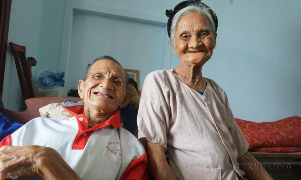 Несмотря на свой возраст, Нгуен Ван Лыонг и Зыонг Тхи Хюэ (обоим по 90 лет, проживают в деревне Лиенхыонг, община Татьдай, уезд Тхатьха, провинция Хатинь) подают прошение о том, чтобы их исключили из списка малоимущих домохозяйств по истечении 15 лет. (Фото: ВИА)