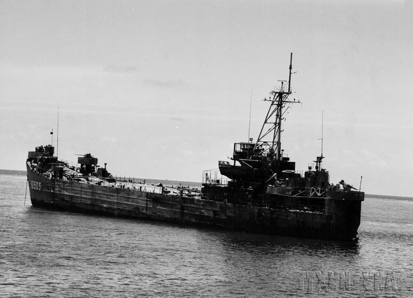 Корабль HQ-505, единственный корабль, который не затонул благодаря решению капитана Ву Хи Ле высадить судно на берег на острове Колин после того, как оно было подожжено вражеским огнем 14 марта 1988 года и стал настоящим символом суверенитета. (Фото: ВИА)