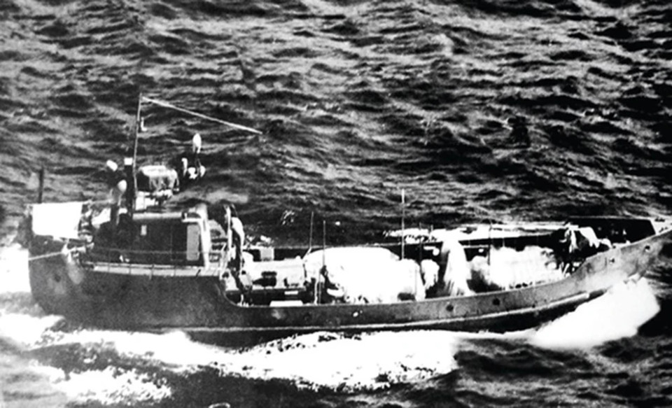 Во время войны с США корабли «без номеров» Военно-морских сил Вьетнама, преодолевая штормы, перевозили десятки тысяч тонн оружия, оборудования и тысячи человек с севера на юг, создавая легендарную «тропу Хо Ши Мина» в Восточном море. (Фото из файла - ВИА)
