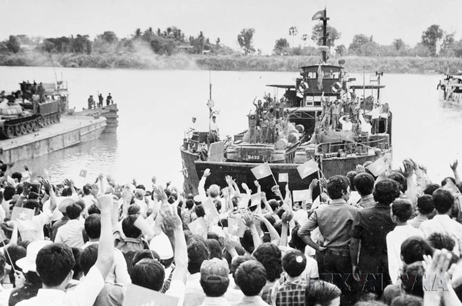 В 1989 году военно-морские транспортные силы, включая бригаду 125, успешно выполнили восемь миссий по перевозке вьетнамских добровольческих войск из Камбоджи на родину. (Фото: ВИА)
