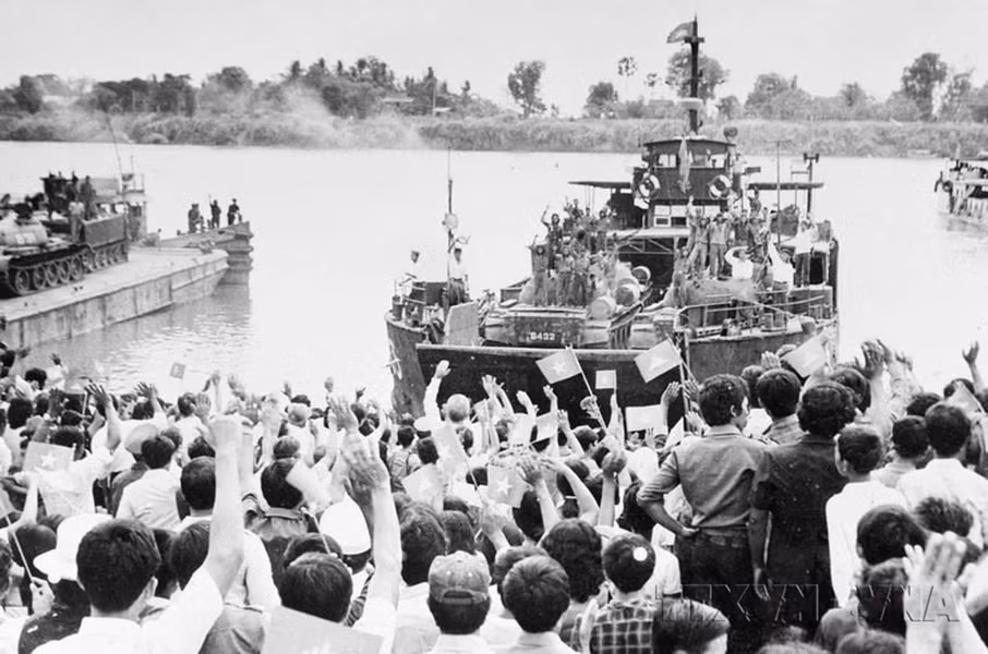 В 1989 году военно-морские транспортные силы, включая бригаду 125, успешно выполнили восемь миссий по перевозке вьетнамских добровольческих войск из Камбоджи на родину. (Фото: ВИА)