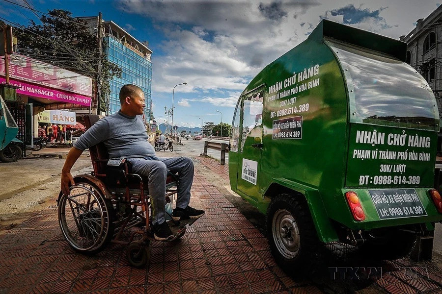 Ле Хи Тить, 1978 года рождения, директор компании Hoa Binh disabled people limited, преодолел паралич, вызванный дорожно-транспортным происшествием, чтобы разработать электронную инвалидную коляску, которая поможет людям, оказавшимся в такой же ситуации. В 2018 году его ETIC Tribike занял третье место на конкурсе идей молодежных креативных стартапов, проходившем в провинции Хоабинь, а в 2019 году победил в творческом конкурсе SDG Challenge для людей с ограниченными возможностями. (Фото: ВИА)