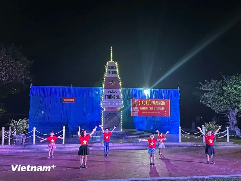 Дети на Чыонгша участвуют в групповом художественном представлении. (Фото: Vietnam+)