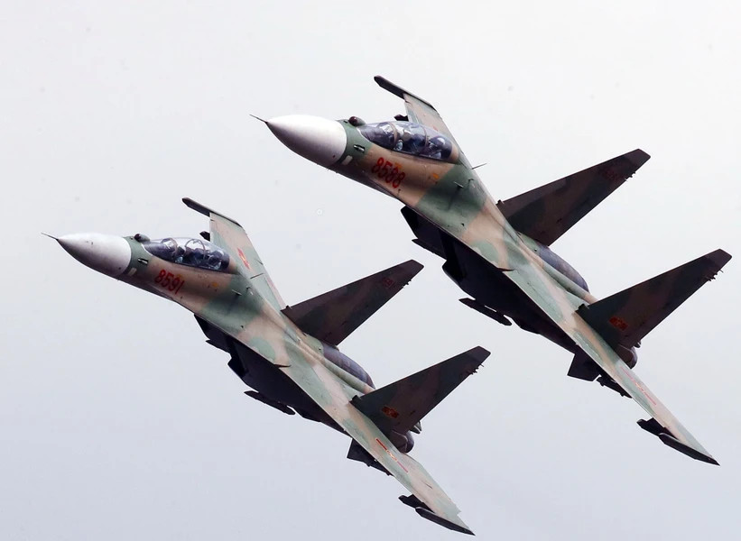 Су-30МК2 наклоняют крылья во время полета над трибуной аэропорта (Фото: ВИА)