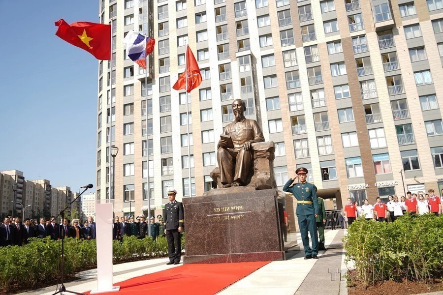 Церемония открытия статуи Хо Ши Мина в Санкт-Петербурге, Россия, 30 июня 2023 года. (Фото: ВИА)