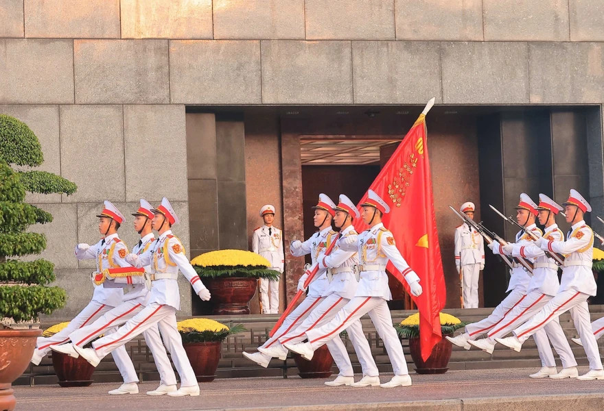 Почетный караул проверяет строй перед мавзолеем Хо Ши Мина. (Фото: ВИA)