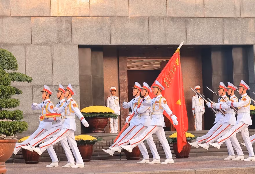 Почетный караул проверяет строй перед мавзолеем Хо Ши Мина. (Фото: ВИA)