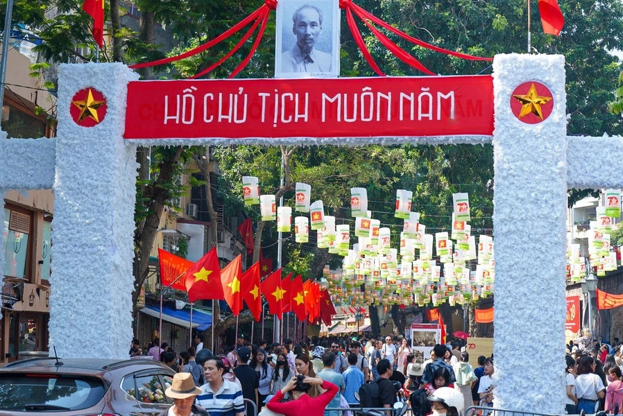 Муральное пространство на улице Фунгхынг привлекает большое количество местных жителей и туристов. (Фото: ВИA)