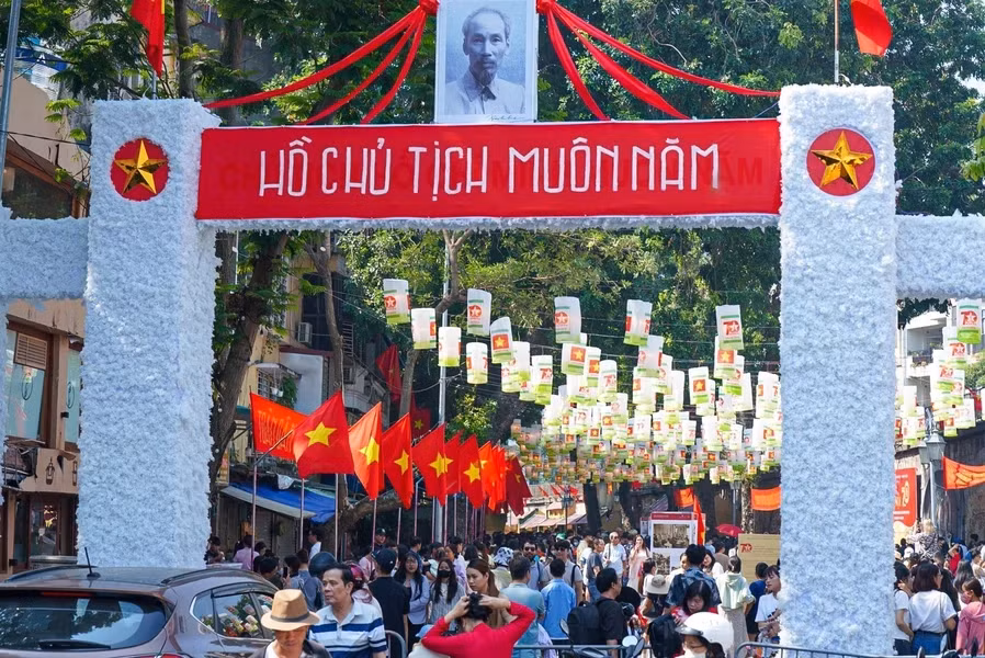 Муральное пространство на улице Фунгхынг привлекает большое количество местных жителей и туристов. (Фото: ВИA)