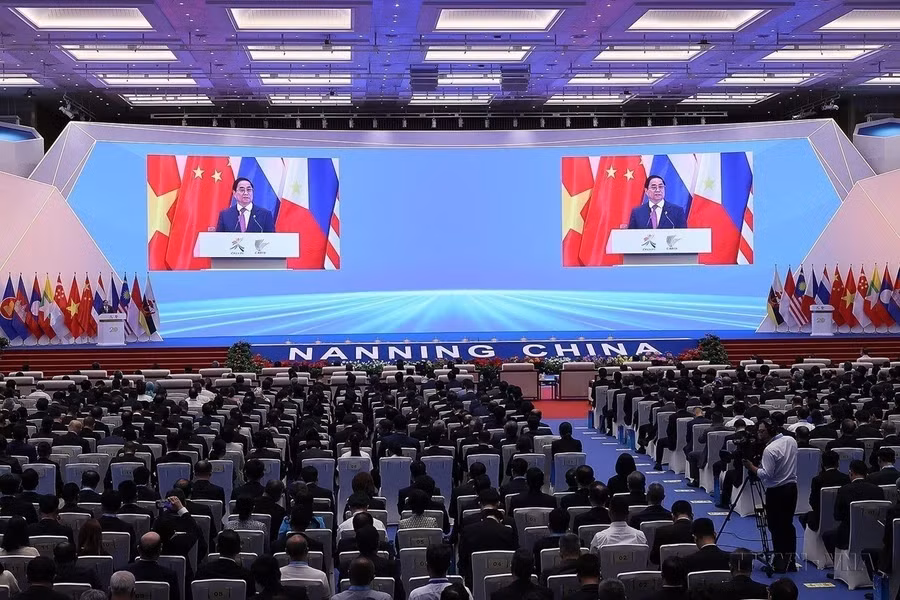 Премьер-министр Фам Минь Тьинь выступает на церемонии открытия 20-й выставки China-ASEAN Expo (CAEXPO) и 20-го Делового и инвестиционного саммита China-ASEAN (CABIS) в Наньнине 17 сентября 2023 года. (Фото: ВИА)