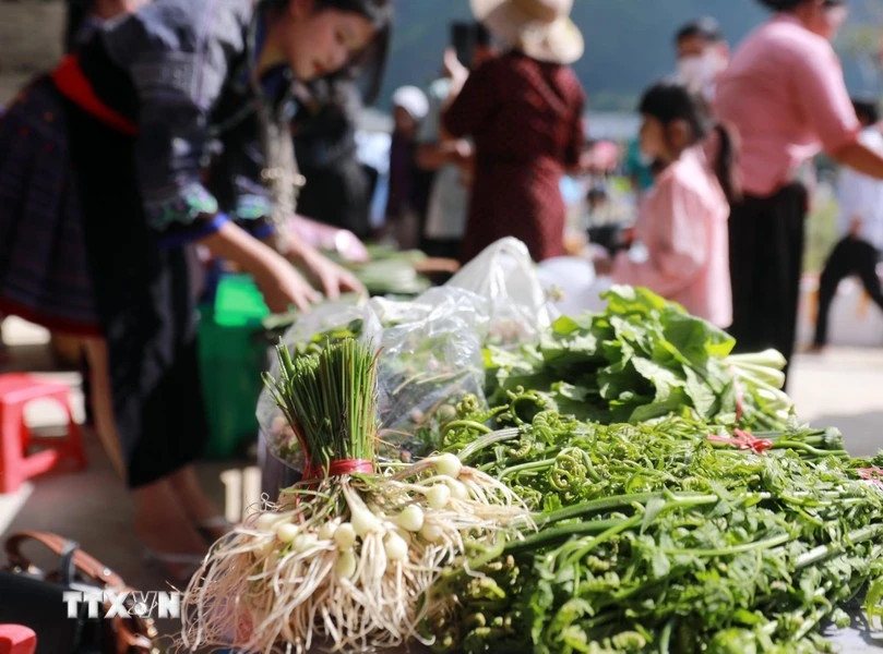 Люди приходят на рынок, чтобы купить сельскохозяйственную продукцию, произведенную местными жителями. (Фото: ВИA)