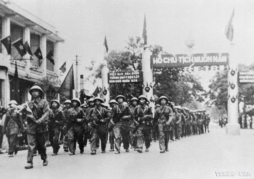 Утром 10 октября 1954 года войска 308-й дивизии, известной также как бригада «Авангард», входят в городские ворота, чтобы освободить столицу. (Фото: Файл - ВИА)