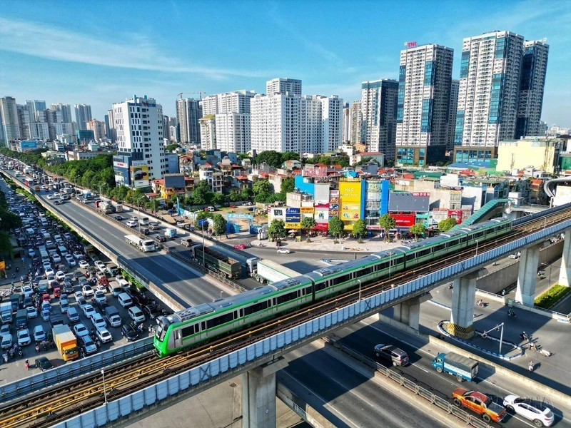 Городской ландшафт Ханоя становится все более современным, значительно улучшается ситуация с транспортными пробками, что, в свою очередь, способствует экономическому и социальному развитию. (Фото: ВИА)