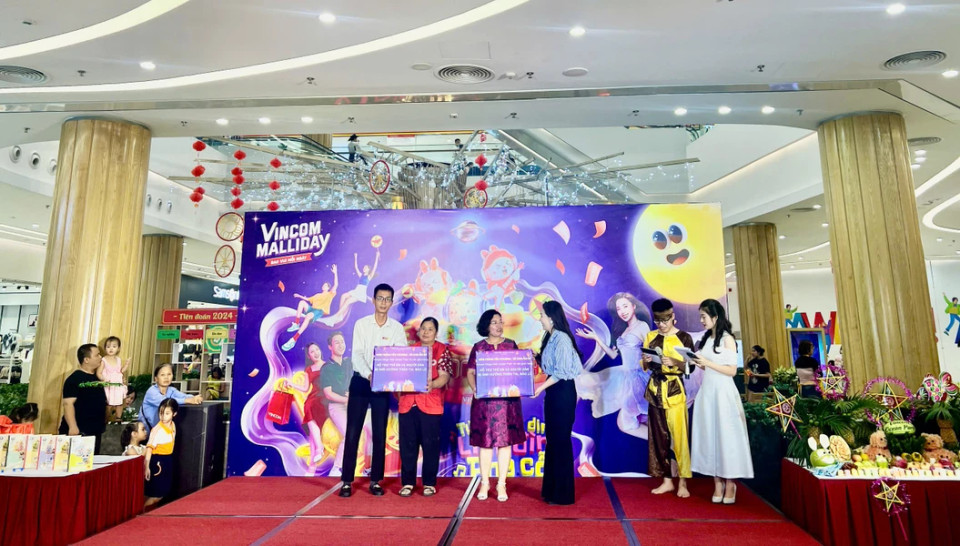 В Vincom Mega Mall Ocean Park (Зялам, Ханой) состоялось мероприятие «Фестиваль середины осени для вас». Дети принесли книги и тетради, чтобы поддержать тех, кто пострадал от ураганов и наводнений в северных провинциях и продолжают сталкиваться с трудностями. (Фото: PV/Вьетнам+)