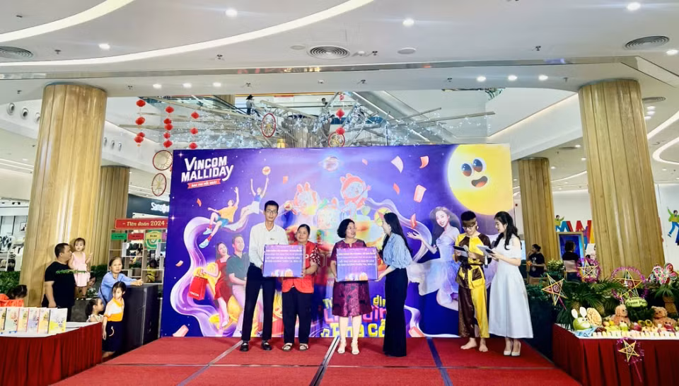 В Vincom Mega Mall Ocean Park (Зялам, Ханой) состоялось мероприятие «Фестиваль середины осени для вас». Дети принесли книги и тетради, чтобы поддержать тех, кто пострадал от ураганов и наводнений в северных провинциях и продолжают сталкиваться с трудностями. (Фото: PV/Вьетнам+)