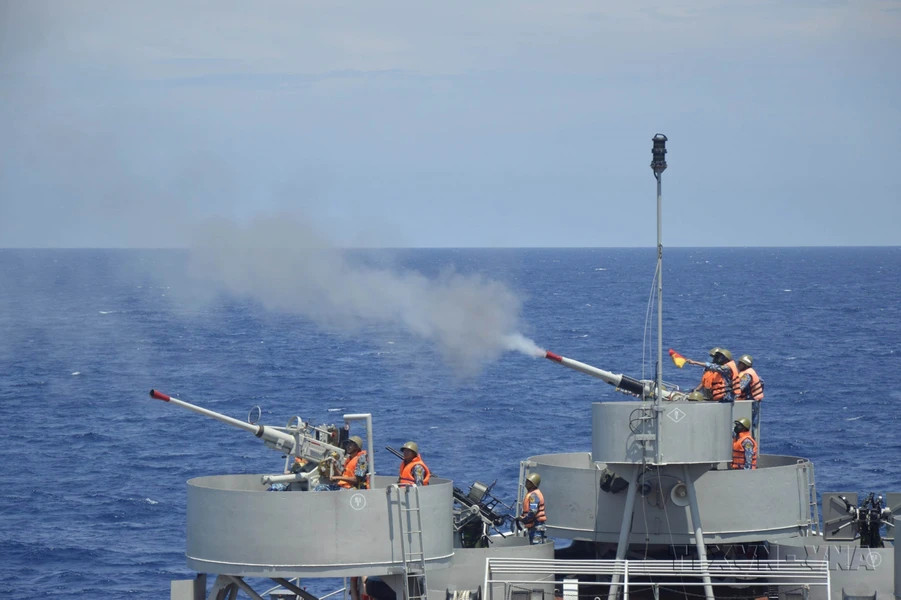 Учения и боевые стрельбы на море, проводимые командованием 2-го военно-морского округа. (Фото: ВИА)
