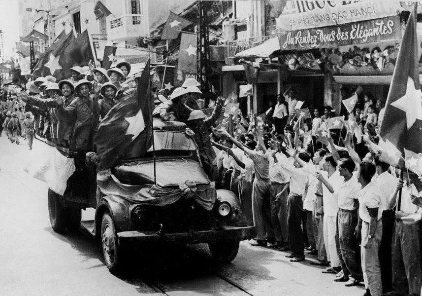 Утром 10 октября 1954 года вьетнамские войска вышли из пяти ворот и освободили столицу, знаменуя триумфальное завершение девятилетнего упорного и полного жертв сопротивления французскому колониализму. (Фото: ВИА)
