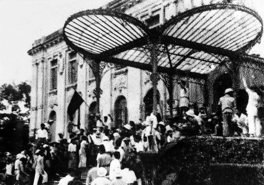 19 августа 1945 года, после митинга перед Оперным театром, ханойцы захватили Тонкинский дворец - штаб-квартиру поддерживаемой французами администрации на севере страны. (Фото: ВИА)