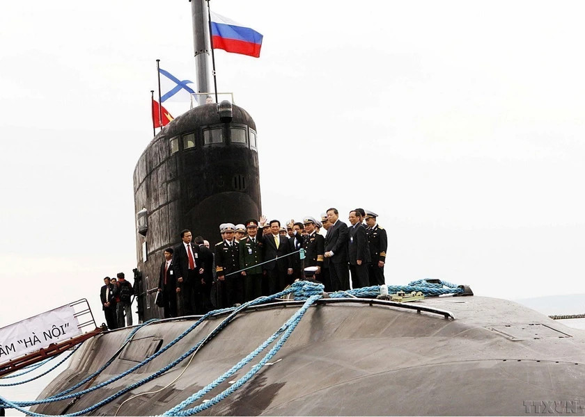 13 мая 2013 года во время официального визита в Россию премьер-министр Нгуен Тан Зунг осмотрел подводную лодку класса Kilo 636 под названием «Ханой» в Калининградской области. (Фото: ВИА)